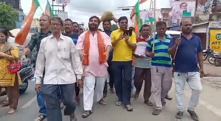 বাজারে মাথায় পেল্লায় কুমড়ো চাপিয়ে পার্থ চট্টোপাধ্যায় ইস্যুতে মিছিল বিজেপির   | Oneindia Bengali