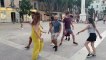 Ils invitent les passants à danser le Balfolk dans les rue d'Antibes tous les lundis soirs