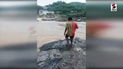 કરજણ નદીમાંથી મગરનું બચ્ચુ બહાર નિકળતા ગ્રામજનોએ સુરક્ષિત રીતે પાણીમાં છોડયું