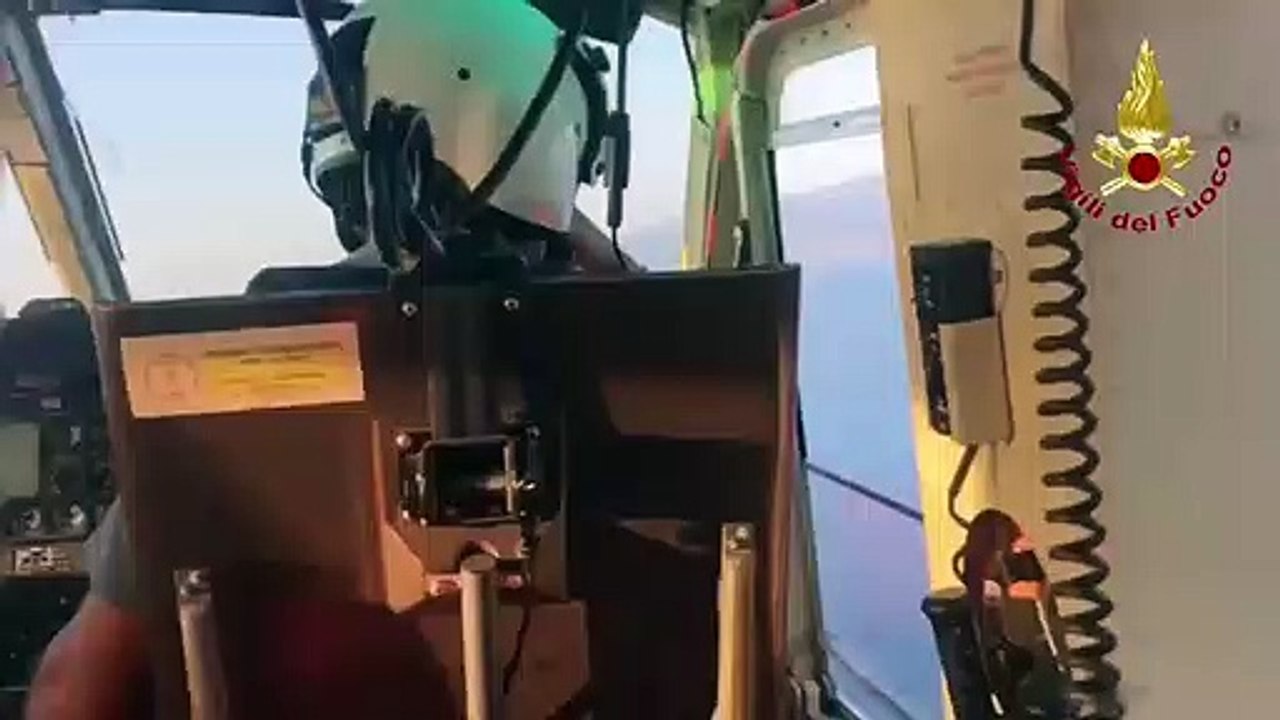 Scontro tra motoscafo e barca a vela all'Argentario: le immagini dall'alto dei vigili del fuoco