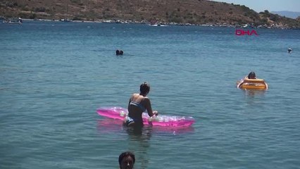 TURİSTLER, BODRUM'DA SICAK HAVANIN TADINI ÇIKARDI