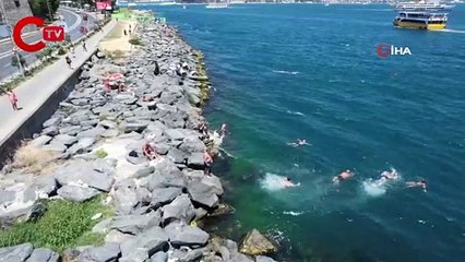 Sarayburnu sahili sıcaktan bunalıp denize girenlerle doldu