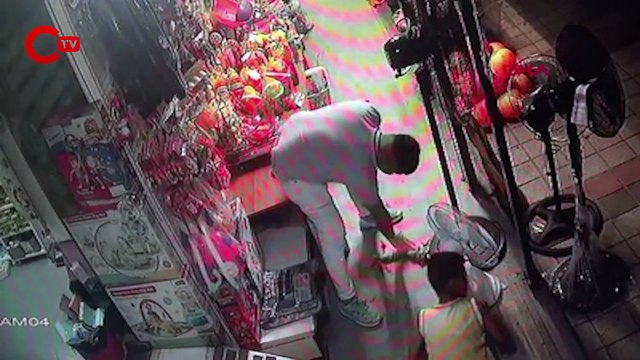 Yavru kediyi kalp masajı yaparak hayata döndürdü: Anne kedi gözlerini onlardan ayırmadı