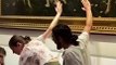 Italie : Regardez ces militants écologistes qui ont collé leur main sur le célèbre tableau datant de 1477, 