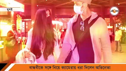 বান্ধবীর হাত ধরে কোথা থেকে ফিরলেন হৃত্বিক