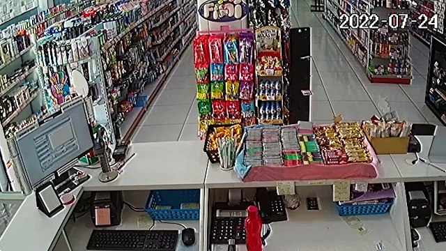 Câmeras de segurança registram assalto em Farmácia no São Cristóvão