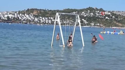 Tatilciler sıcak havada denizin tadını çıkarttı