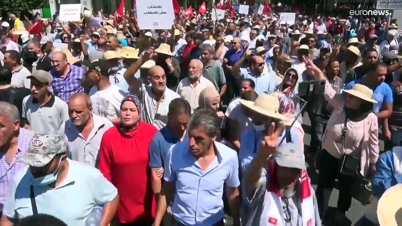 Revolta na Tunísia contra o projeto da nova Con...