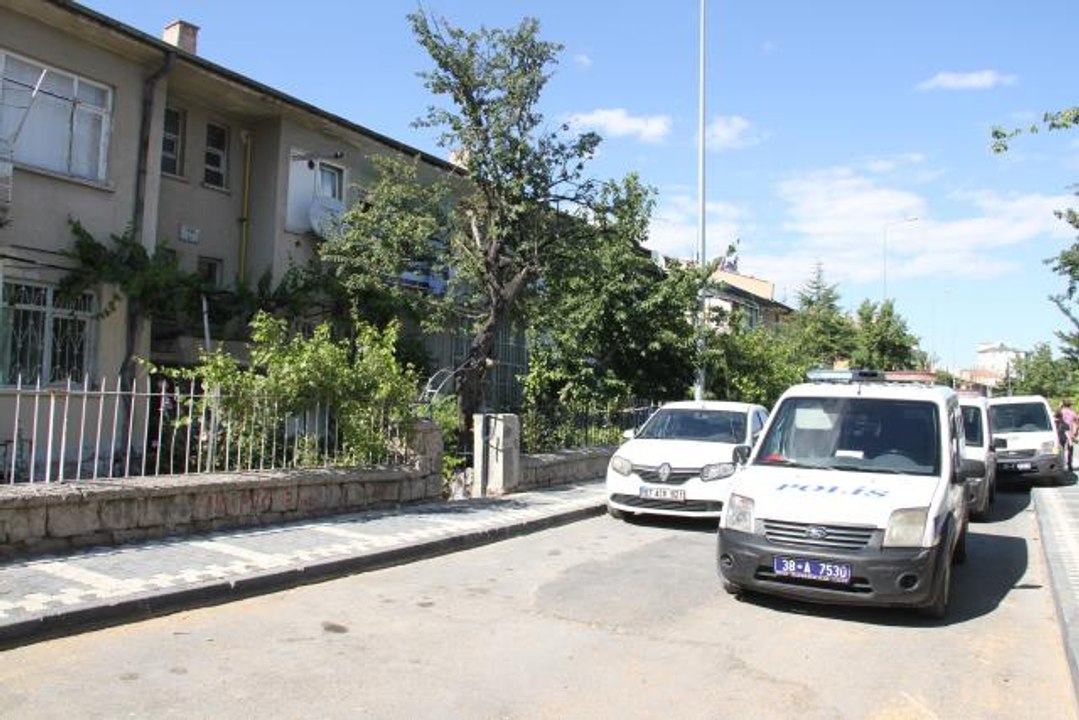 Balkondan eve giren kişi, husumetlisini silahla yaraladı