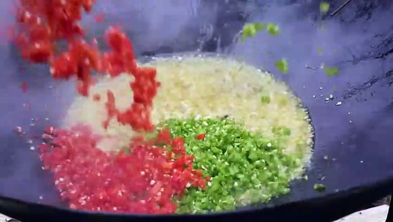 游侠松   两小伙户外制作火焰铁板鸭肠   Two guys cook flame duck sausage teppanyaki
