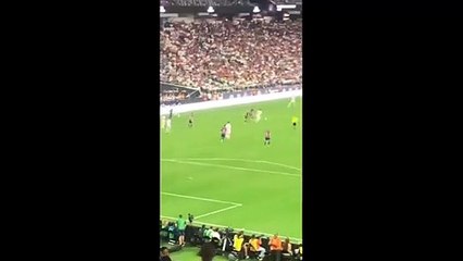 Torcida vaia e grita o nome de Shakira para Piqué durante em partida de futebol