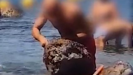 Turista martella lo scoglio per prendere i datteri di mare