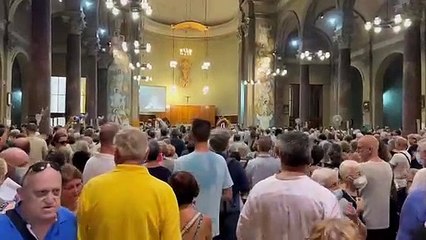 Crits d'independència durant la sortida del taüt de Núria Feliu