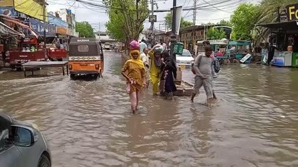 HAYDARABAD - Pakistan'da etkili muson yağmurları