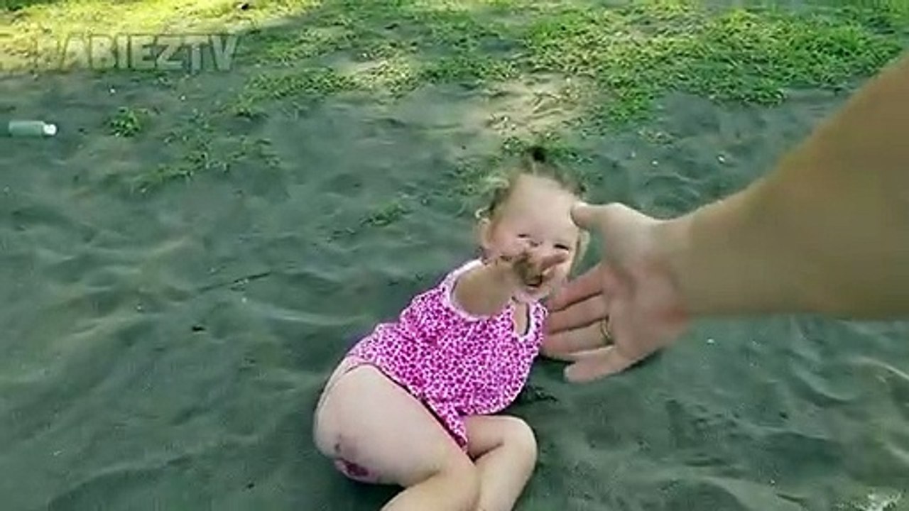 Drôle bébé faux tomber en public!