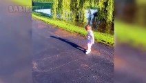 Les bébés les plus drôles découvrent leurs propres ombres pour la première fois
