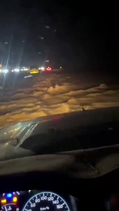 بالفيديو.. سيول تقطع طريق «الرياض - مكة» السريع
