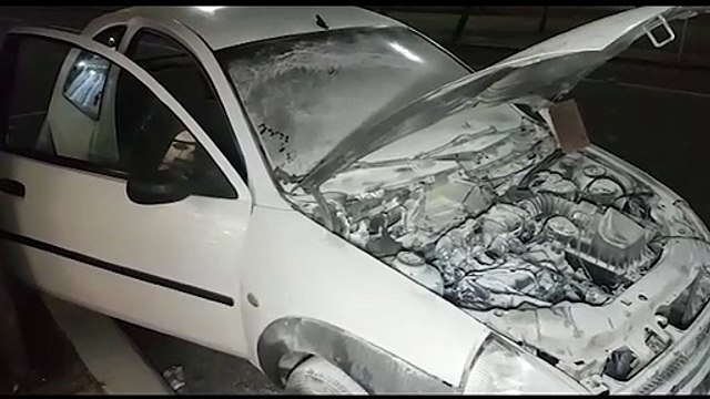 Veículo fica destruído após pegar fogo na Av. Tancredo Neves