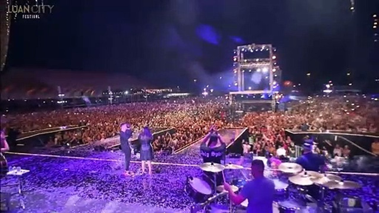 Murilo Huff oega Léo no colo durante homenagem à Marília Mendonça em show