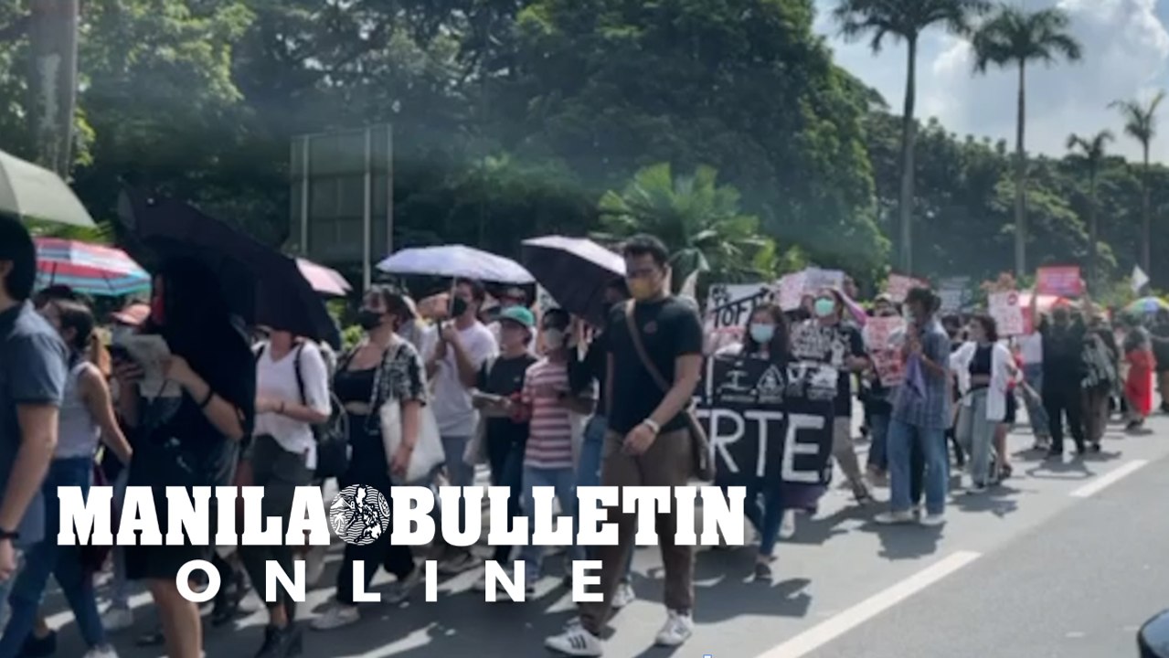 Protesters march towards Commonwealth Avenue from UP Diliman
