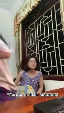 Con gái đạt 9,25 Ngữ văn, mẹ liền lấy điện thoại ra chụp lại khoe