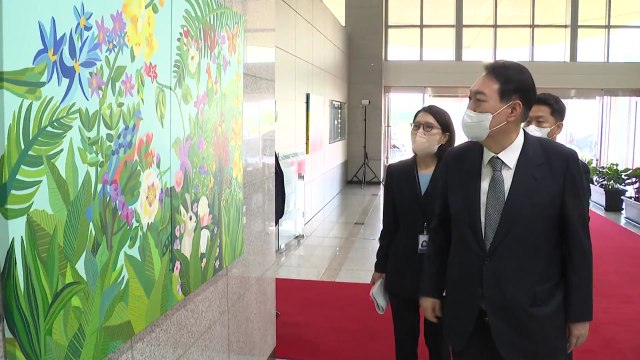 용산 대통령실에 발달장애 예술가 작품 전시 / YTN