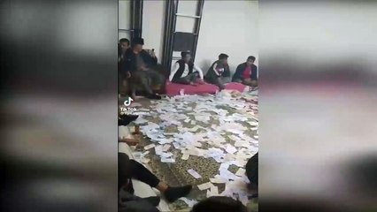 Afgan sığınmacılar bu sefer de Türk Lirası'nı yere serip üstünde yürüdü