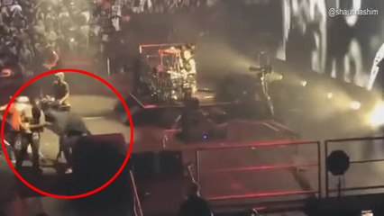 Dünyaca ünlü grubun son konserinde şoke eden olay: Güvenlik, gitaristi sahnede düşürdü