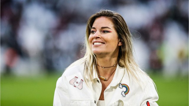 GALA VIDEO - Sophie Tapie rayonnante en combinaison verte tendance et symbolique au GP de F1