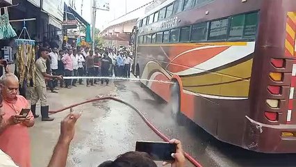 VIDEO: टायर फटने से सवारियों से भरी बस में लगी आग, मचा हड़कंप