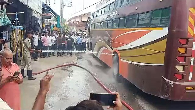 VIDEO: टायर फटने से सवारियों से भरी बस में लगी आग, मचा हड़कंप