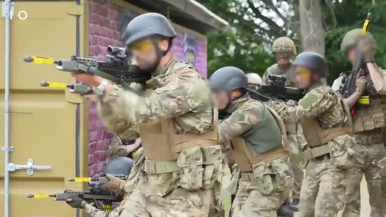 Boris Johnson se viste de militar para visitar a las tropas ucranianas que entrenan en Reino Unido