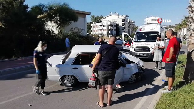 Çapışmanın etkisiyle savrulan otomobil palmiye ağacına çarptı:1 yaralı