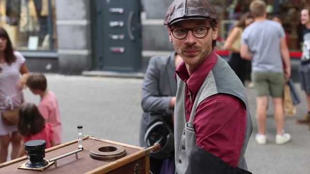 Un photographe made in 30's dans les rues de Namur, Ben'Art prend le temps de la rencontre et de remonter le temps