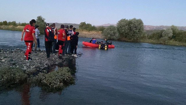 Bingöl’de akıntıya kapılan oto tamircisi aranıyor