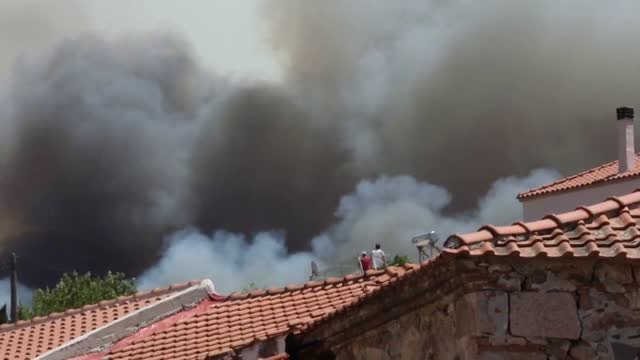 La ola de calor complica la extinción de los incendios en Grecia