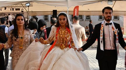 5 kilo altın takılan gelin halay çekerken zorlandı
