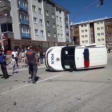 Son dakika haberleri... ERZURUM'DA İHBARA GİDEN POLİS EKİBİ KAZA YAPTI