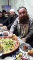 Küçükçekmece Rizeliler Derneği Başkanı Ahmet Sivri'nin elle yemek yediği anlar gündem oldu