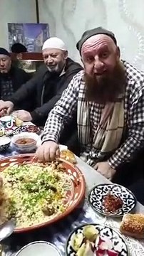 Küçükçekmece Rizeliler Derneği Başkanı Ahmet Sivri'nin elle yemek yediği anlar gündem oldu