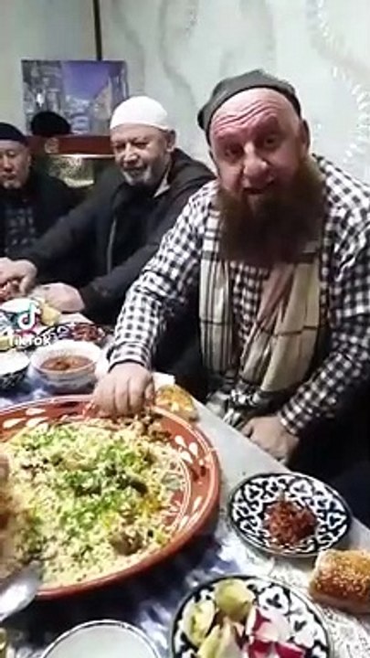 Küçükçekmece Rizeliler Derneği Başkanı Ahmet Sivri'nin elle yemek yediği anlar gündem oldu