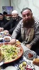 Küçükçekmece Rizeliler Derneği Başkanı Ahmet Sivri'nin elle yemek yediği anlar gündem oldu