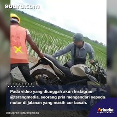Aksi Pemotor Nekat Lewat Jalan Cor yang Masih Basah, Sampai Terjebak di Tengah