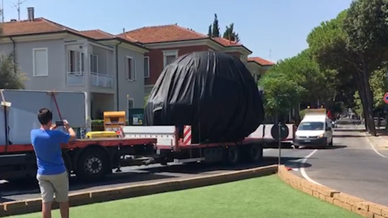Valentino Rossi, il maxi casco è arrivato a Pesaro