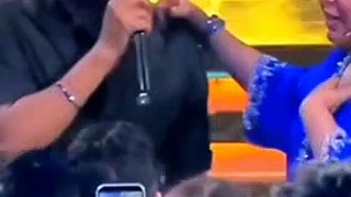 Guru Randhawa Fails to sing his own song in karaoke