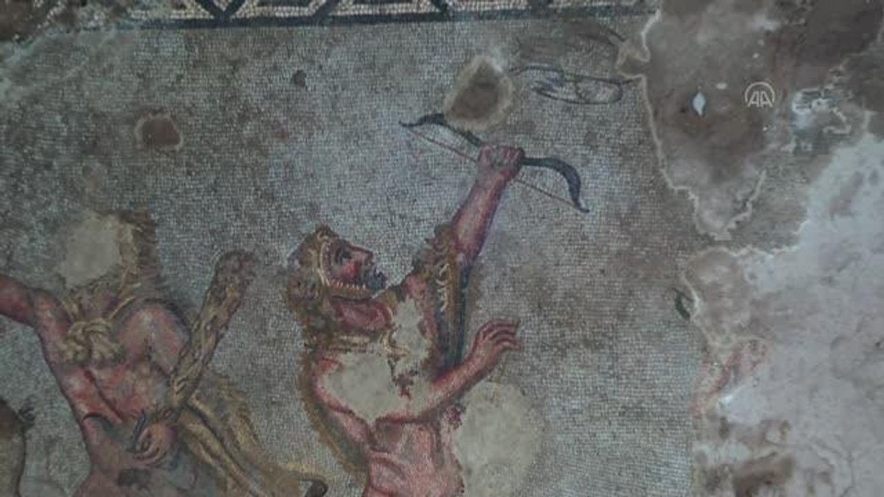 Alanya'da 164 metrekarelik Herakles mozaiği bulundu
