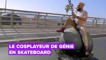 Ce cosplayeur vit sa passion sur son skateboard