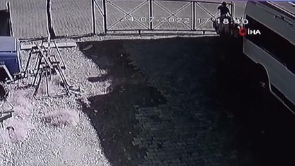 Son dakika haber! Hırsızların minibüsten mini buzdolabı çalma anı kamerada