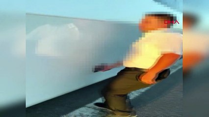 Kaçak göçmenler otobüs bagajından çıktı