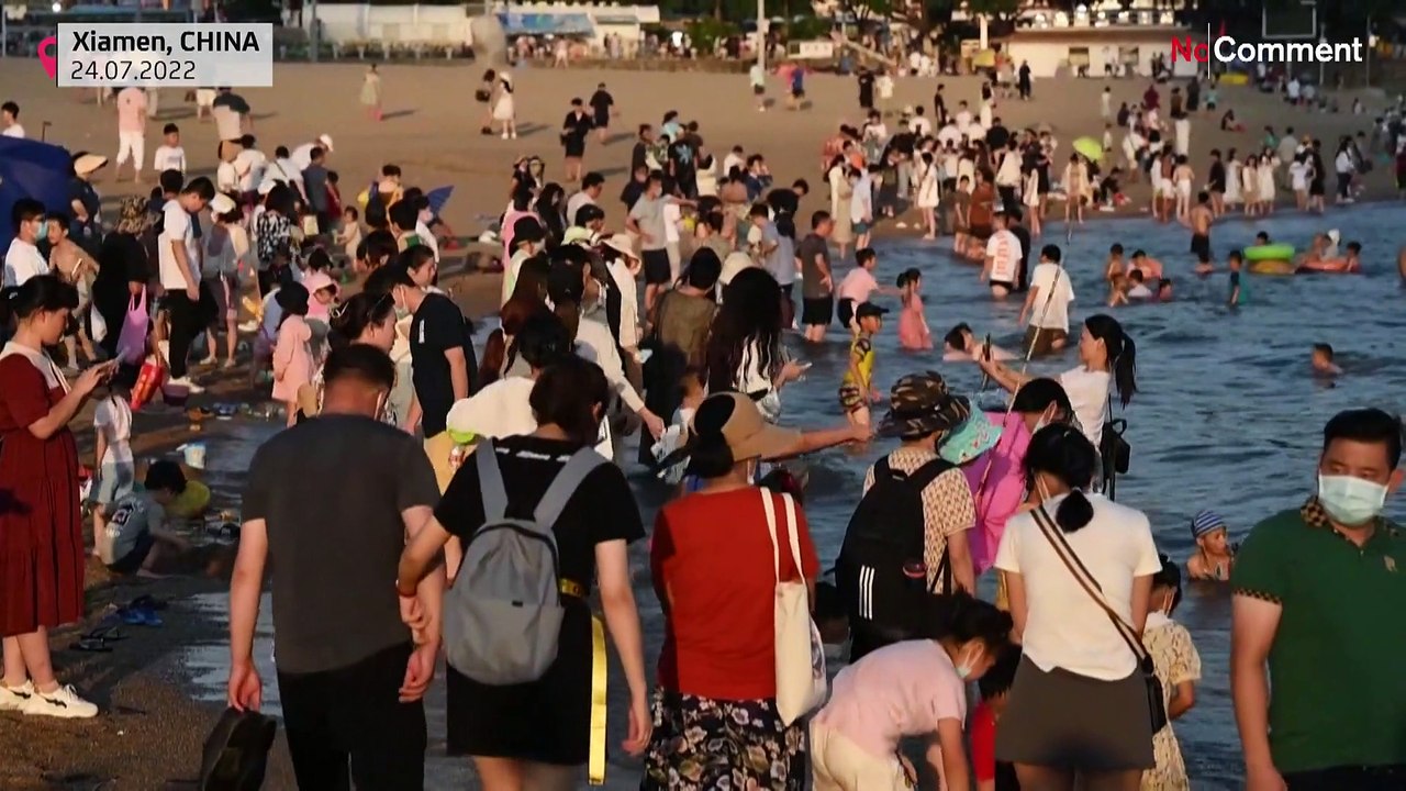 Canicule en Chine : des centaines de personnes tentent de se rafraîchir sur la plage